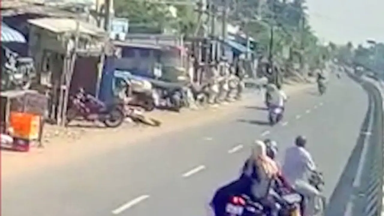 சிக்னலே காட்டாமல் வலது பக்கமாக திரும்பி பிரேக் போட்ட நபர்.. கண்ணிமைக்கும் நேரத்தில் நடந்த பயங்கர விபத்து.! சிக்னலே காட்டாமல் வலது பக்கமாக திரும்பி பிரேக் போட்ட நபர்.. கண்ணிமைக்கும் நேரத்தில் நடந்த பயங்கர விபத்து.!