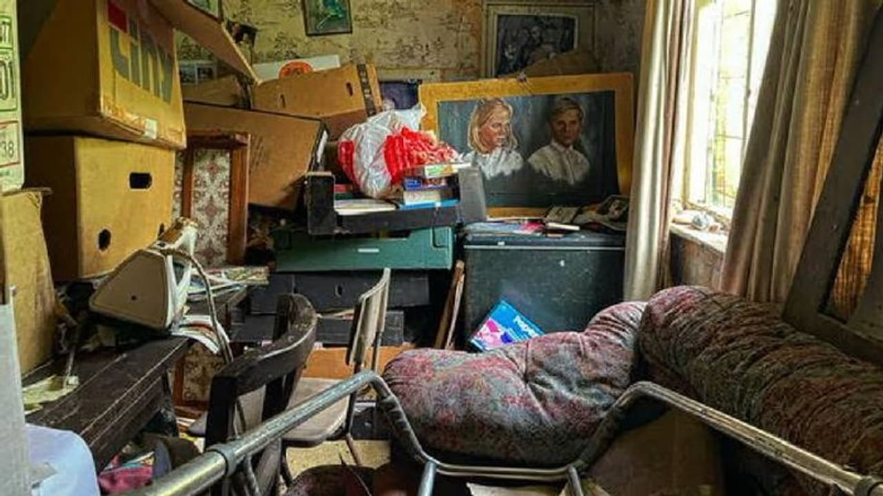 പതിറ്റാണ്ടുകളായി പൂട്ടിയിട്ട വീട്, വസ്തുക്കളെല്ലാം അതുപോലെ, അനേകം കുറിപ്പുകളും പതിറ്റാണ്ടുകളായി പൂട്ടിയിട്ട വീട്, വസ്തുക്കളെല്ലാം അതുപോലെ, അനേകം കുറിപ്പുകളും