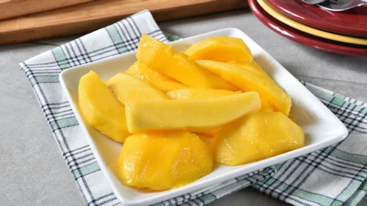 സെക്കൻഡുകള്‍ കൊണ്ട് മാമ്പഴത്തിന്‍റെ തൊലി കളയാം; എങ്ങനെയെന്നല്ലേ? വീഡിയോ...