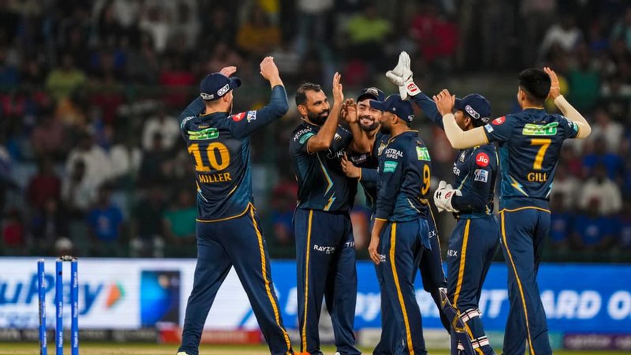 പവര്പ്ലേയില് സിറാജ് തീയെങ്കില് ഷമിയെ എന്ത് വിളിക്കണം! നാല് വിക്കറ്റോടെ പുതിയ ഉയരത്തില് പവര്പ്ലേയില് സിറാജ് തീയെങ്കില് ഷമിയെ എന്ത് വിളിക്കണം! നാല് വിക്കറ്റോടെ പുതിയ ഉയരത്തില്