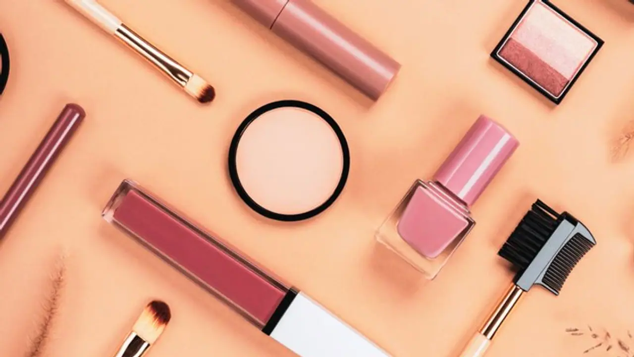 Follow these Dos and Don'ts if you want to put on makeup with no mess in this summer 