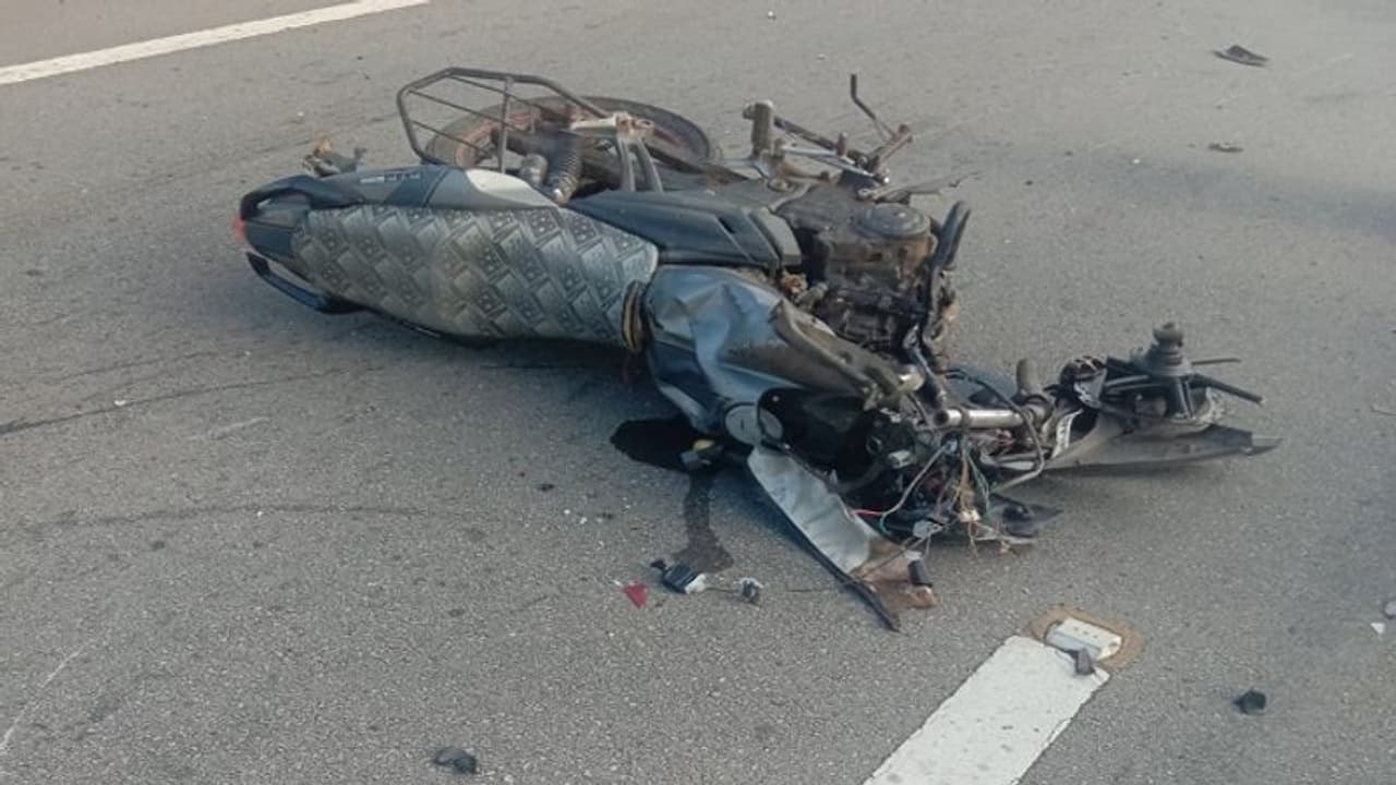 ಚಿಕ್ಕಮಗಳೂರು: ಆಡಿ ಕಾರು ಬೈಕ್ ಮುಖಾಮುಖಿ ಡಿಕ್ಕಿ, ಸ್ಥಳದಲ್ಲೇ ಓರ್ವ ಸಾವು ಚಿಕ್ಕಮಗಳೂರು: ಆಡಿ ಕಾರು ಬೈಕ್ ಮುಖಾಮುಖಿ ಡಿಕ್ಕಿ, ಸ್ಥಳದಲ್ಲೇ ಓರ್ವ ಸಾವು