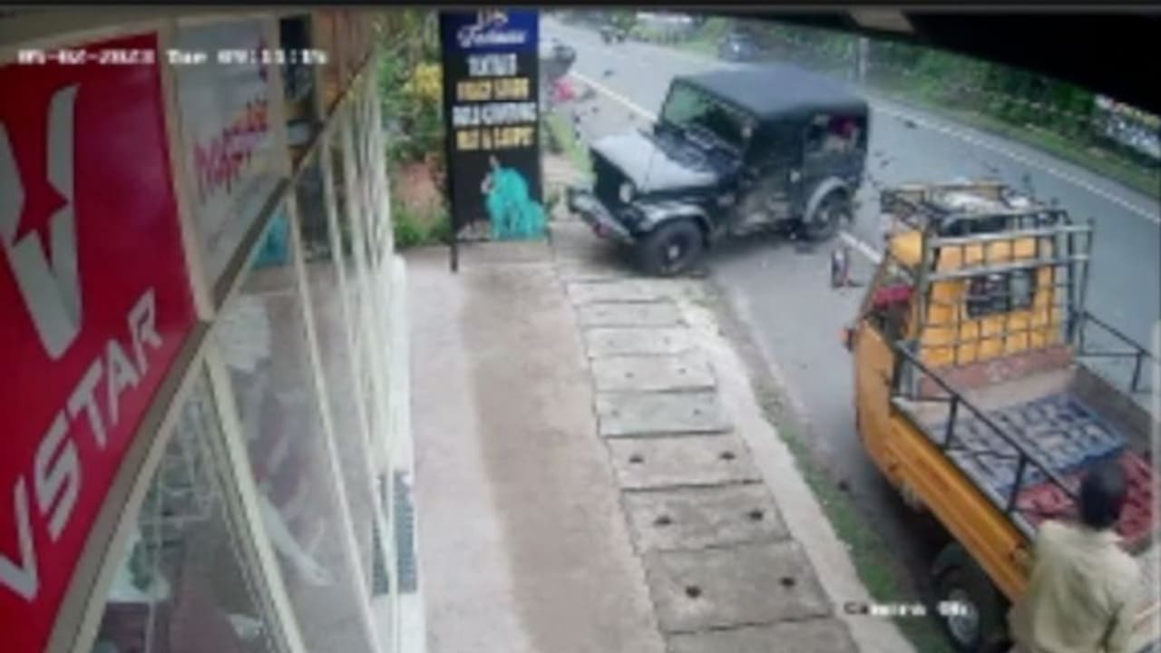 നിയന്ത്രണം വിട്ടെത്തിയ ജീപ്പ് കാറിലും സ്കൂട്ടറിലും ഇടിച്ചു, കടക്കുള്ളിലേക്കും ഇടിച്ചു കയറി, 4 പേർക്ക് പരിക്ക്