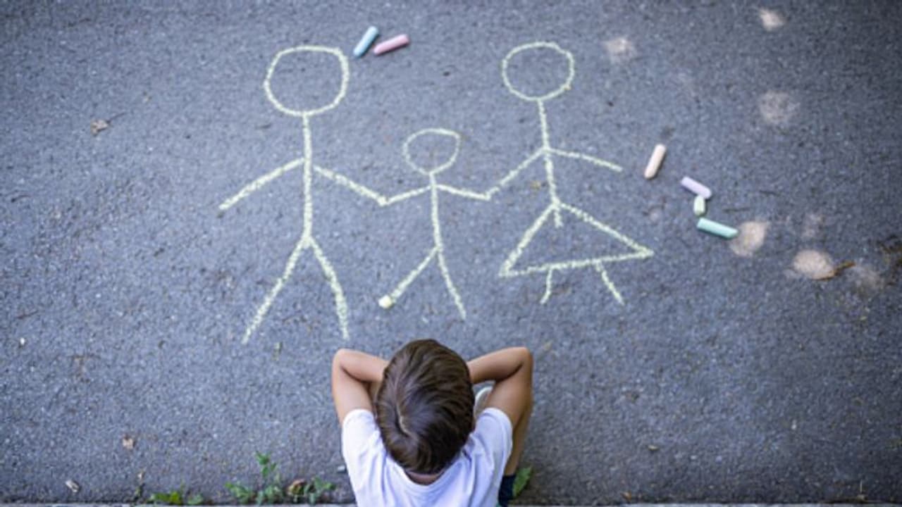 ഭക്ഷണം വാങ്ങി വരാമെന്ന് പറഞ്ഞ് നാല് മക്കളെ സര്ക്കാര് ആശുപത്രിക്ക് മുന്നിലുപേക്ഷിച്ച് അമ്മ കാമുകനൊപ്പം മുങ്ങി ഭക്ഷണം വാങ്ങി വരാമെന്ന് പറഞ്ഞ് നാല് മക്കളെ സര്ക്കാര് ആശുപത്രിക്ക് മുന്നിലുപേക്ഷിച്ച് അമ്മ കാമുകനൊപ്പം മുങ്ങി