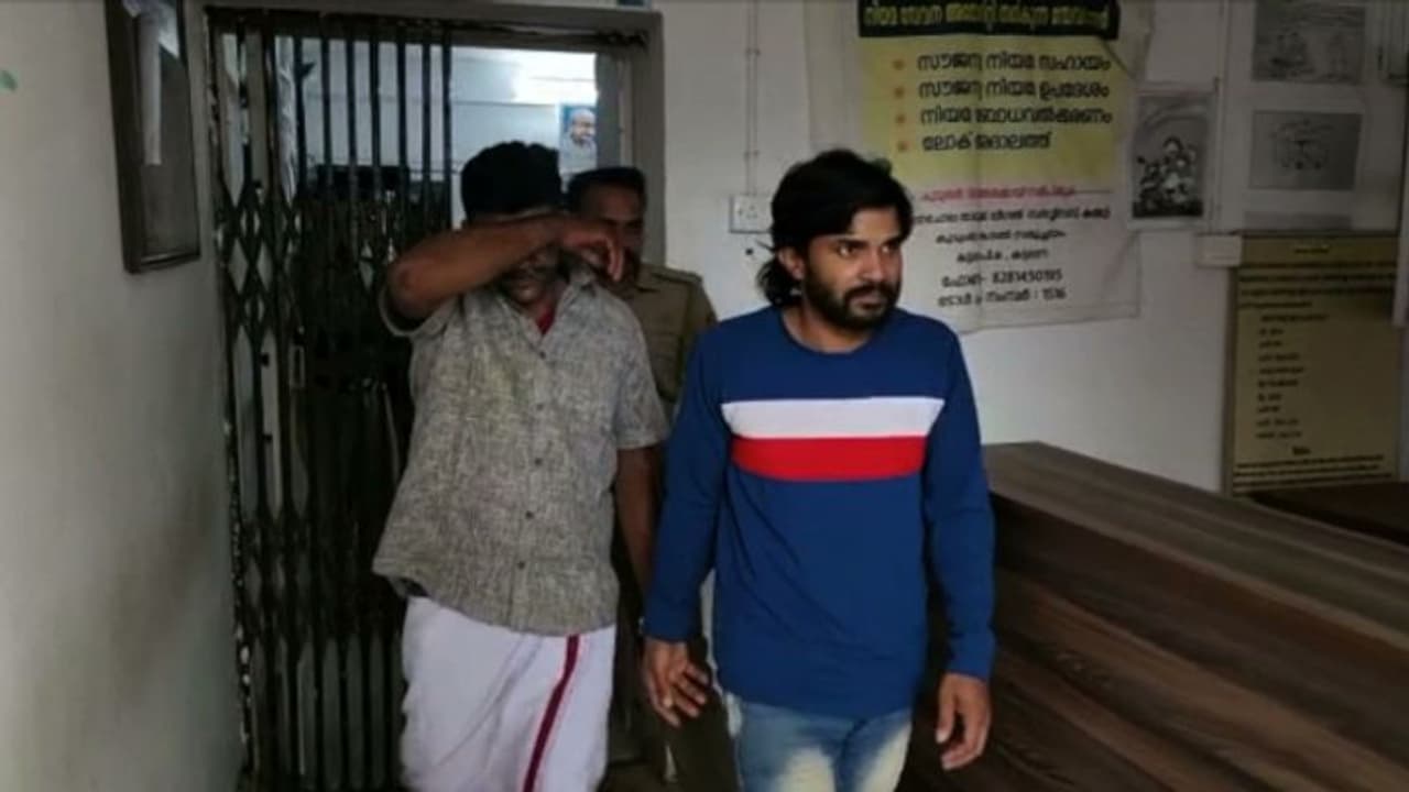 വില്‍പനയ്ക്കായി സൂക്ഷിച്ച 2.5 കിലോ കഞ്ചാവുമായി മത്സ്യ വ്യാപാരി ഉൾപ്പടെ 2 പേര്‍ പിടിയിൽ