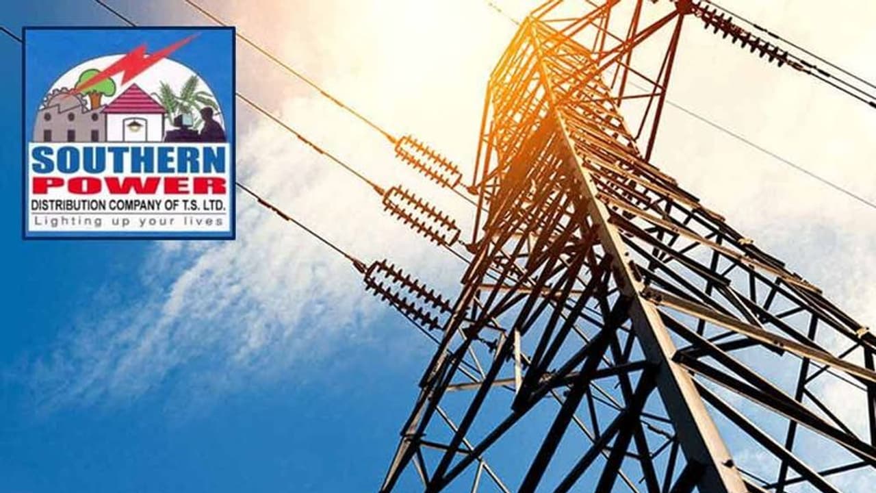 వర్షాకాలంలో కరెంట్‌తో జాగ్రత్త .. టీఎస్‌ఎస్‌పీడీసీఎల్ సీఎండీ సూచనలు, ఎమర్జెన్సీ అయితే టోల్‌ఫ్రీ నెంబర్లు ఇవే