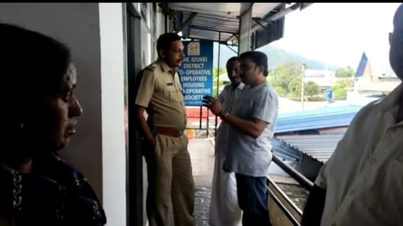 വിമാനടിക്കറ്റിന് പണം വാങ്ങി തട്ടിപ്പ്, ട്രാവല്‍ ഏജന്‍സിയിലേക്ക് പെട്രോളുമായെത്തി ഉപഭോക്താക്കള്‍