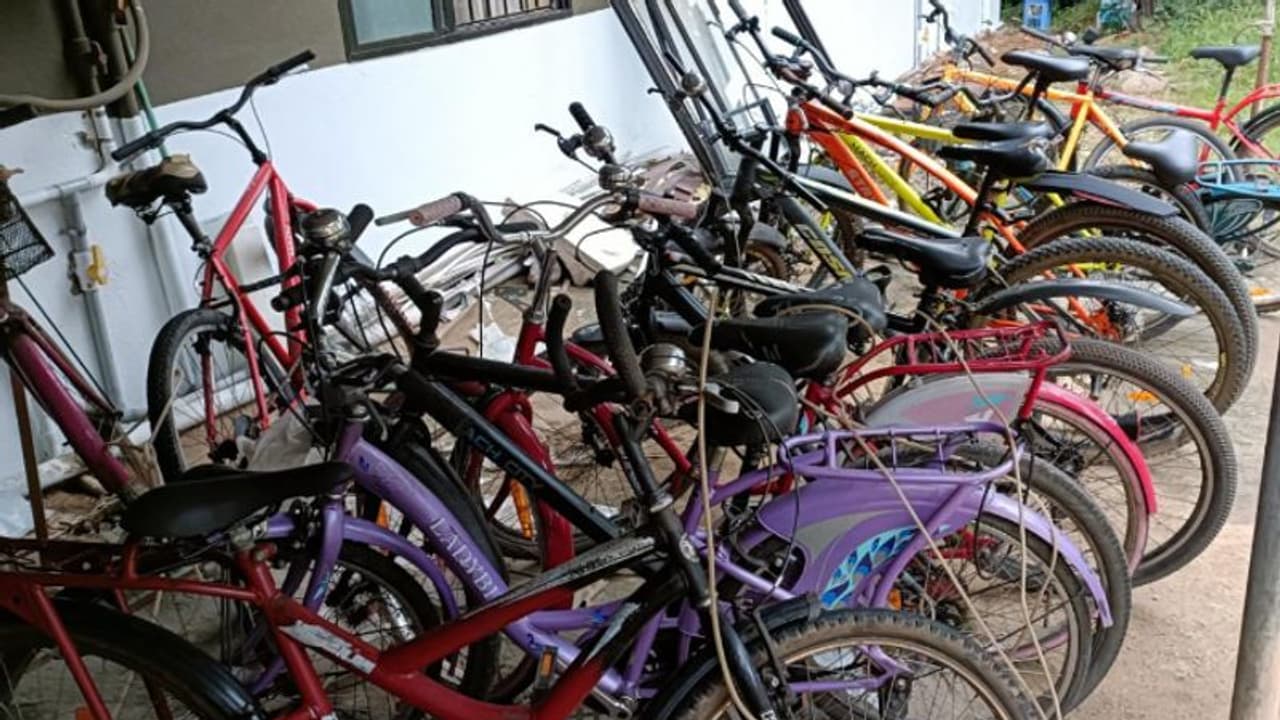 100ಕ್ಕೂ ಅಧಿಕ ಹಳೆಯ ಸೈಕಲ್ ಸಂಗ್ರಹಿಸಿ ರಿಪೇರಿ ಮಾಡಿ ಆರ್ಥಿಕ ಹಿಂದುಳಿದ ವಿದ್ಯಾರ್ಥಿಗಳಿಗೆ ಹಂಚಿದ ಶಾಲಾ ಬಾಲಕರು 100ಕ್ಕೂ ಅಧಿಕ ಹಳೆಯ ಸೈಕಲ್ ಸಂಗ್ರಹಿಸಿ ರಿಪೇರಿ ಮಾಡಿ ಆರ್ಥಿಕ ಹಿಂದುಳಿದ ವಿದ್ಯಾರ್ಥಿಗಳಿಗೆ ಹಂಚಿದ ಶಾಲಾ ಬಾಲಕರು