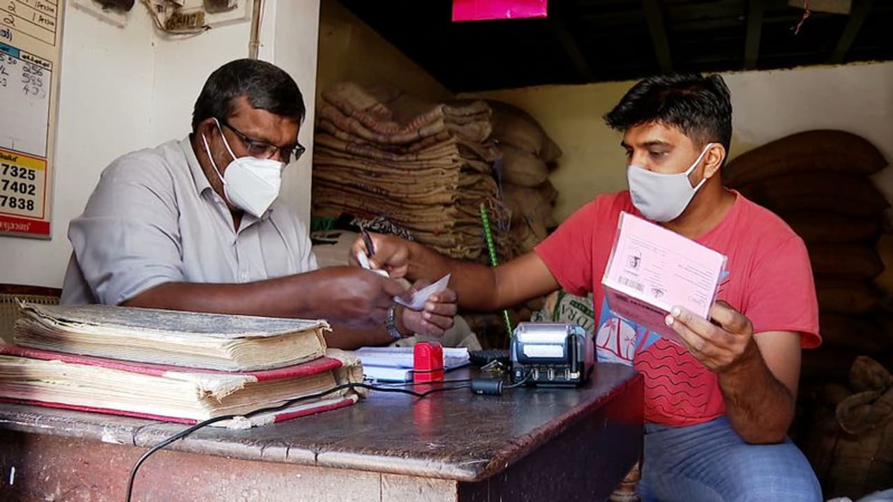 റേഷന് കൈപ്പറ്റാത്ത മുന്ഗണനാ കാര്ഡുകാരെ കണ്ടെത്തുമെന്ന് മന്ത്രി; വീടുകളില് പരിശോധന നടത്തും റേഷന് കൈപ്പറ്റാത്ത മുന്ഗണനാ കാര്ഡുകാരെ കണ്ടെത്തുമെന്ന് മന്ത്രി; വീടുകളില് പരിശോധന നടത്തും