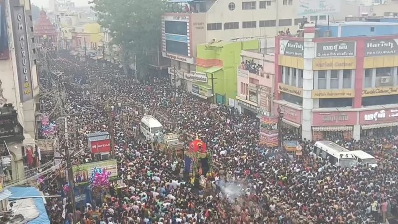 மதுரை சித்திரை திருவிழா.. விண்ணைப்பிளக்கும் ஹர ஹர சிவா கோஷங்களோடு தேரை வடம் பிடித்து இழுத்த பக்தர்கள்