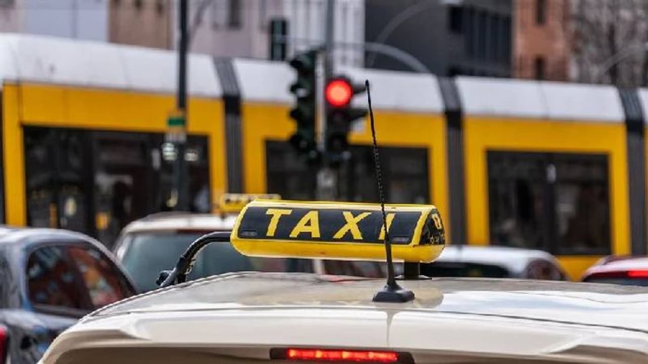 ടാക്സിയിൽ കയറിയ ആൾ ഉറങ്ങിപ്പോയി; ഉണര്ന്നപ്പോള് 26,600 രൂപ ആവശ്യപ്പെട്ട് ഡ്രൈവർ ടാക്സിയിൽ കയറിയ ആൾ ഉറങ്ങിപ്പോയി; ഉണര്ന്നപ്പോള് 26,600 രൂപ ആവശ്യപ്പെട്ട് ഡ്രൈവർ