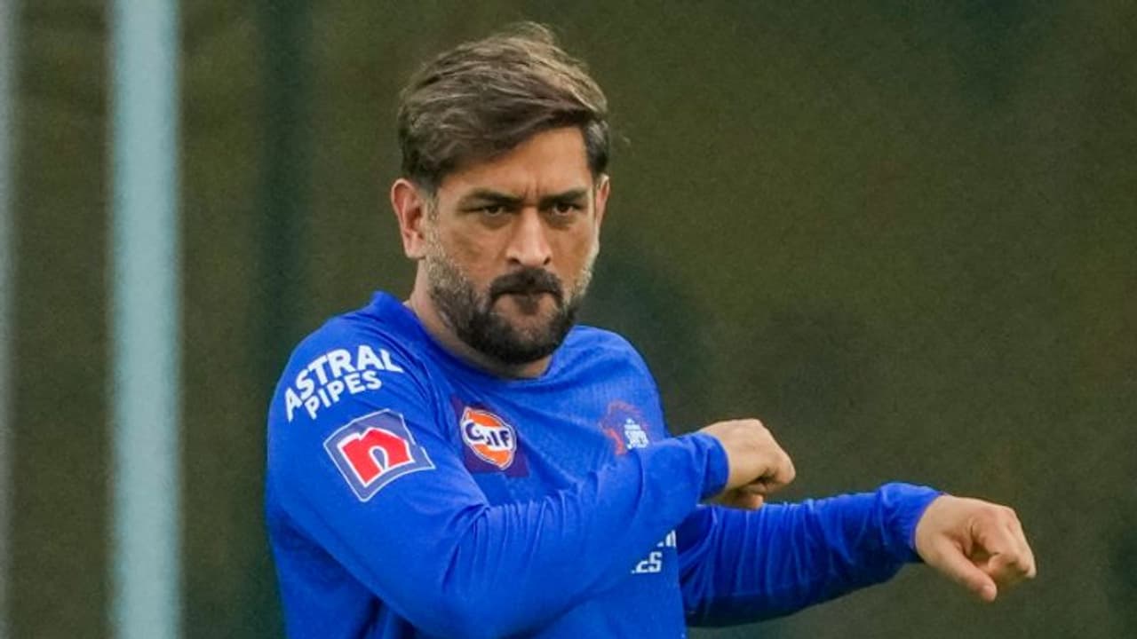 ഇങ്ങനെയൊന്നും പോയാല് പറ്റില്ല; തന്റെ ബൗളര്മാര്ക്ക് മുന്നറിയിപ്പുമായി എം എസ് ധോണി ഇങ്ങനെയൊന്നും പോയാല് പറ്റില്ല; തന്റെ ബൗളര്മാര്ക്ക് മുന്നറിയിപ്പുമായി എം എസ് ധോണി