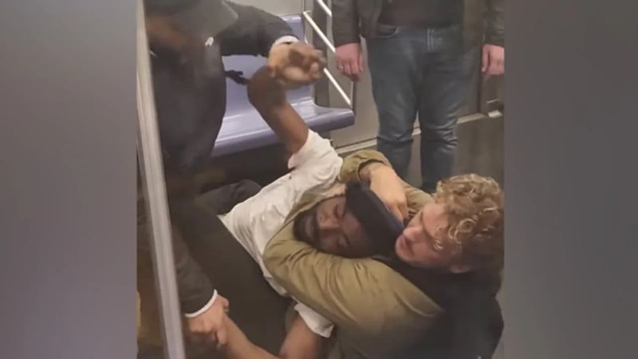 ട്രെയിനില് ബഹളം വച്ച യുവാവിനെ സഹയാത്രികര് പിടിച്ചൊതുക്കി; ഇതിനിടെ യുവാവിന് ദാരുണാന്ത്യം ട്രെയിനില് ബഹളം വച്ച യുവാവിനെ സഹയാത്രികര് പിടിച്ചൊതുക്കി; ഇതിനിടെ യുവാവിന് ദാരുണാന്ത്യം