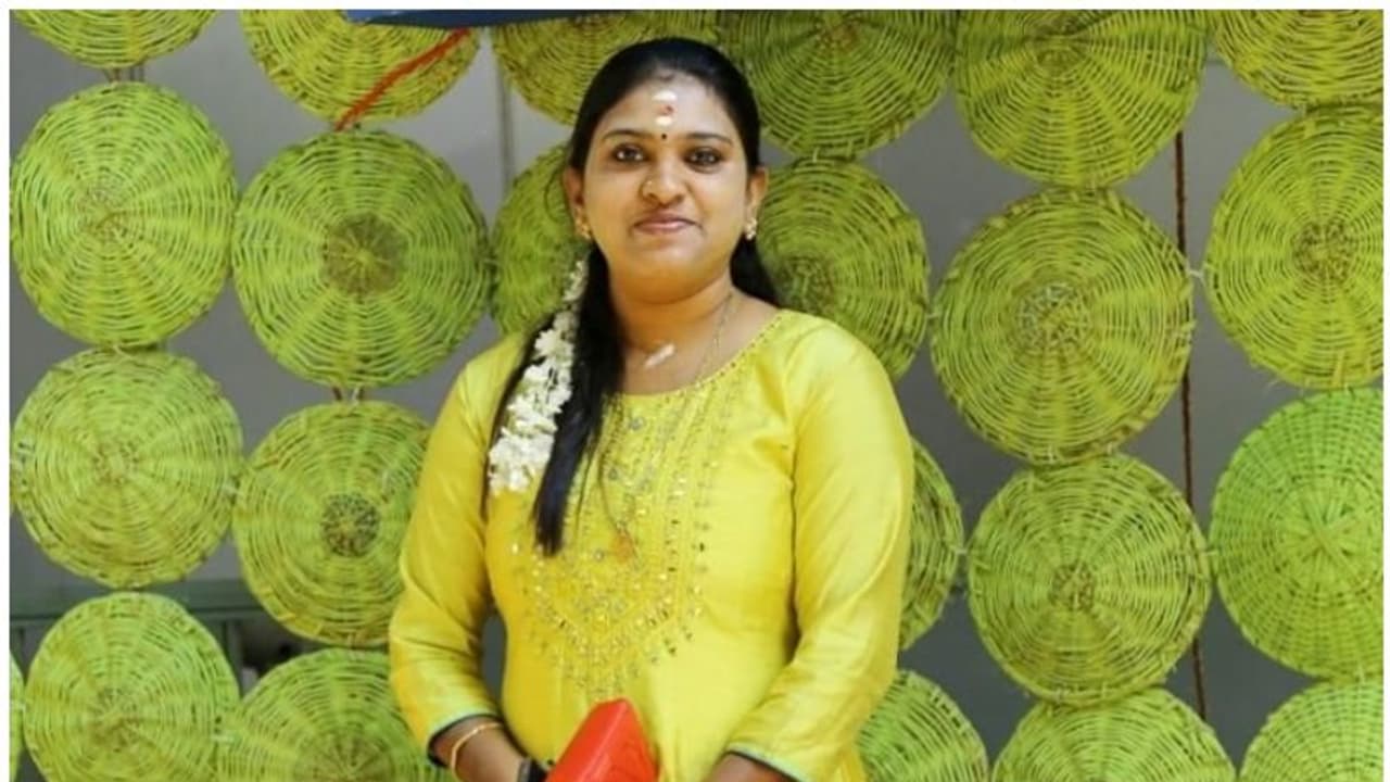 വിവാഹം വാഗ്ദാനം നൽകി പണം തട്ടി; 'അശ്വതി അച്ചു' അറസ്റ്റിൽ, ഹണി ട്രാപ്പ് ഉൾപ്പടെ നിരവധി കേസിലെ പ്രതി വിവാഹം വാഗ്ദാനം നൽകി പണം തട്ടി; 'അശ്വതി അച്ചു' അറസ്റ്റിൽ, ഹണി ട്രാപ്പ് ഉൾപ്പടെ നിരവധി കേസിലെ പ്രതി