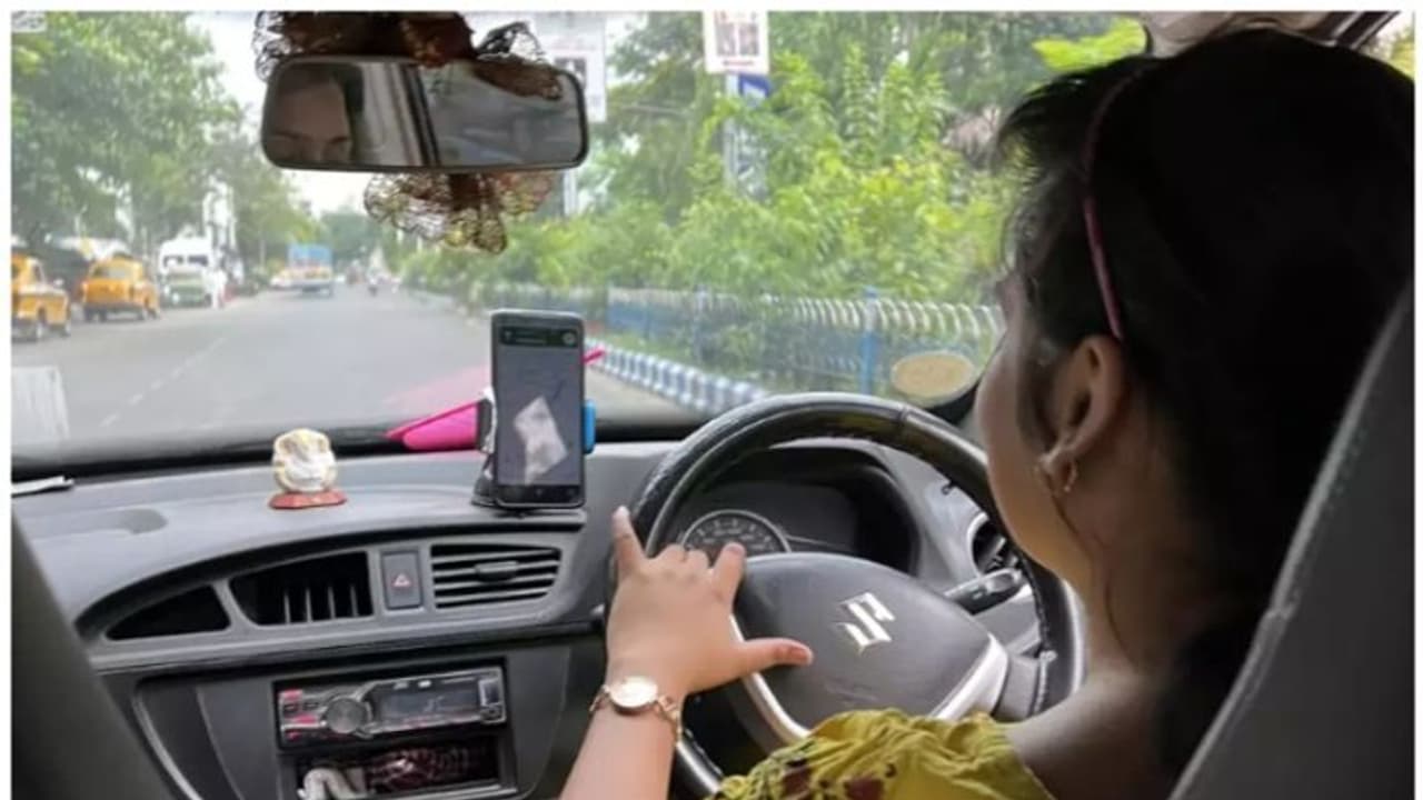 ബിടെക് ബിരുദധാരി, ഇന്ന് കല്ക്കത്തയിലെ ഊബര് ഡ്രൈവര്; ദീപ്തയുടെ കഥ സാമൂഹിക മാധ്യമങ്ങളില് വൈറല് ബിടെക് ബിരുദധാരി, ഇന്ന് കല്ക്കത്തയിലെ ഊബര് ഡ്രൈവര്; ദീപ്തയുടെ കഥ സാമൂഹിക മാധ്യമങ്ങളില് വൈറല്