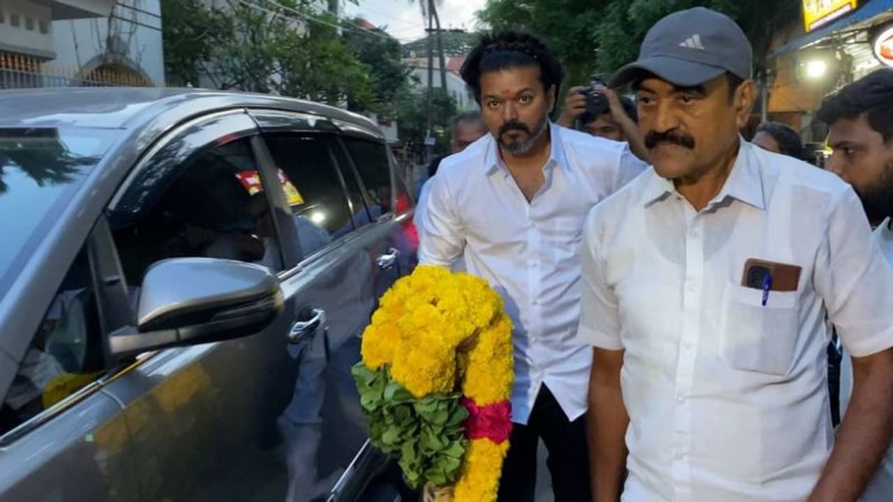 நெற்றியில் குங்கும பொட்டு... தலையில் ஹேர் பேண்டு! நியூ லுக்கில் மனோபாலாவுக்கு அஞ்சலி செலுத்திய தளபதி விஜய்!