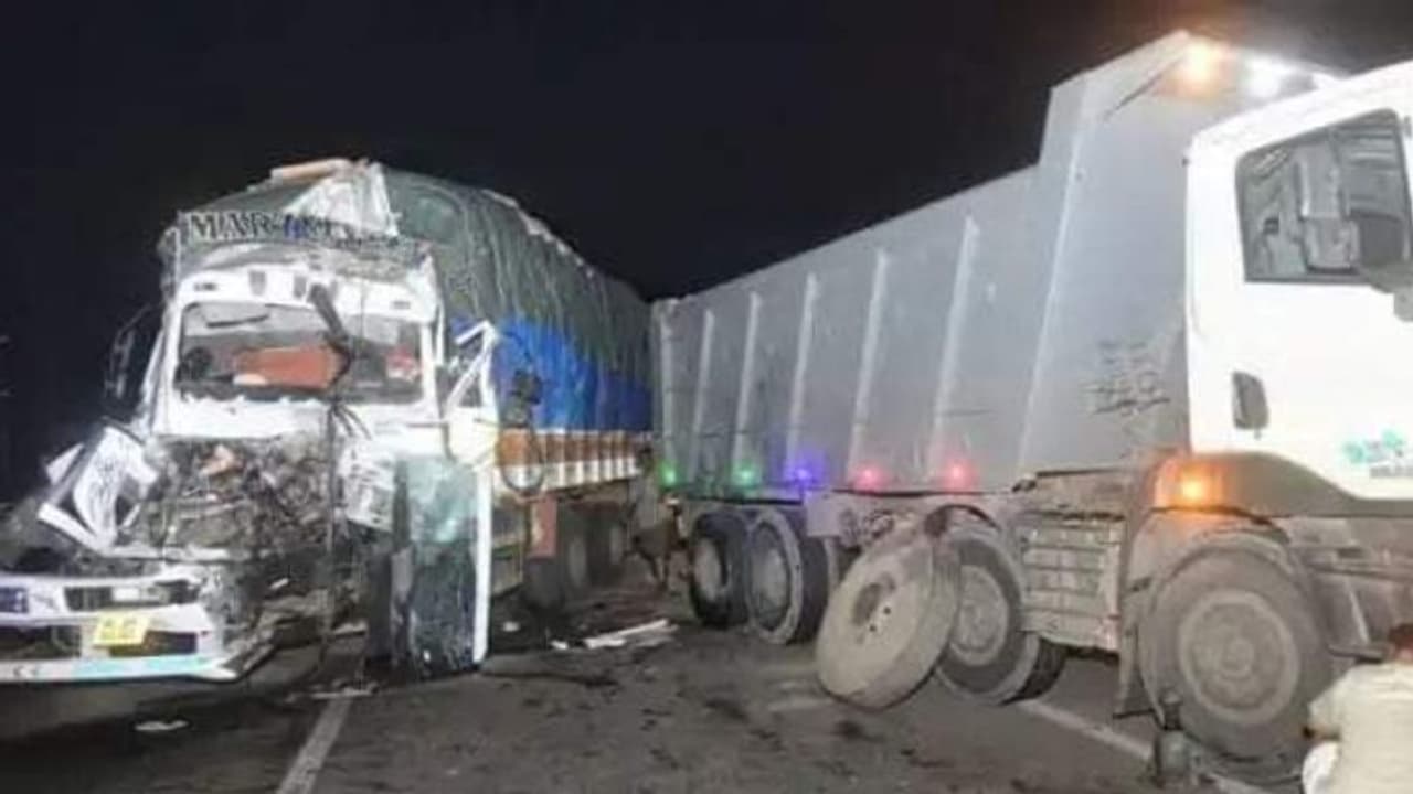 ഓടിക്കൊണ്ടിരിക്കെ ടിപ്പറിന്‍റെ ടയർ പഞ്ചയാറായി, പിന്നാലെ ചരക്ക് ലോറി ഇടിച്ചു, ഡ്രൈവർക്ക് പരിക്ക്