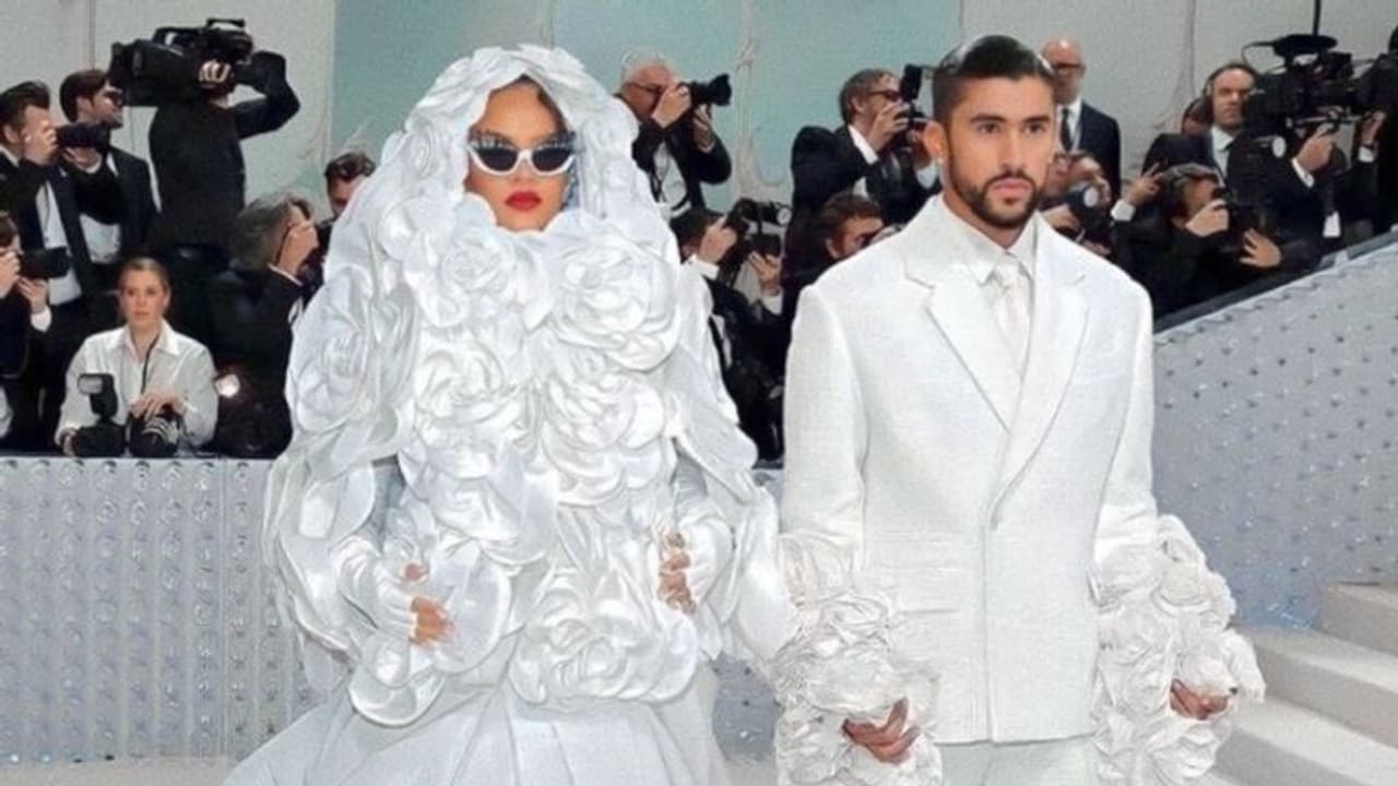 'ഷേവിംഗ് ക്രീം ആണോ?'; ഫാഷൻ മേളയില്‍ ധരിച്ച വസ്ത്രത്തിന് 'ട്രോള്‍' ഏറ്റുവാങ്ങി റിഹാന...