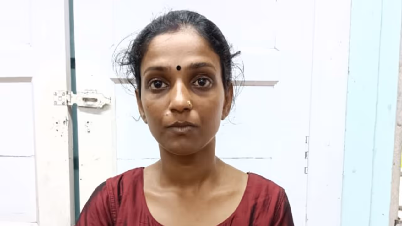 'ജോലി വാഗ്ദാനം, വീട് വയ്ക്കാൻ ലോണ്‍'; വനിതാ പൊലീസ് ചമഞ്ഞ് പണം തട്ടി, അശ്വതി ഒടുവിൽ പിടിയിൽ