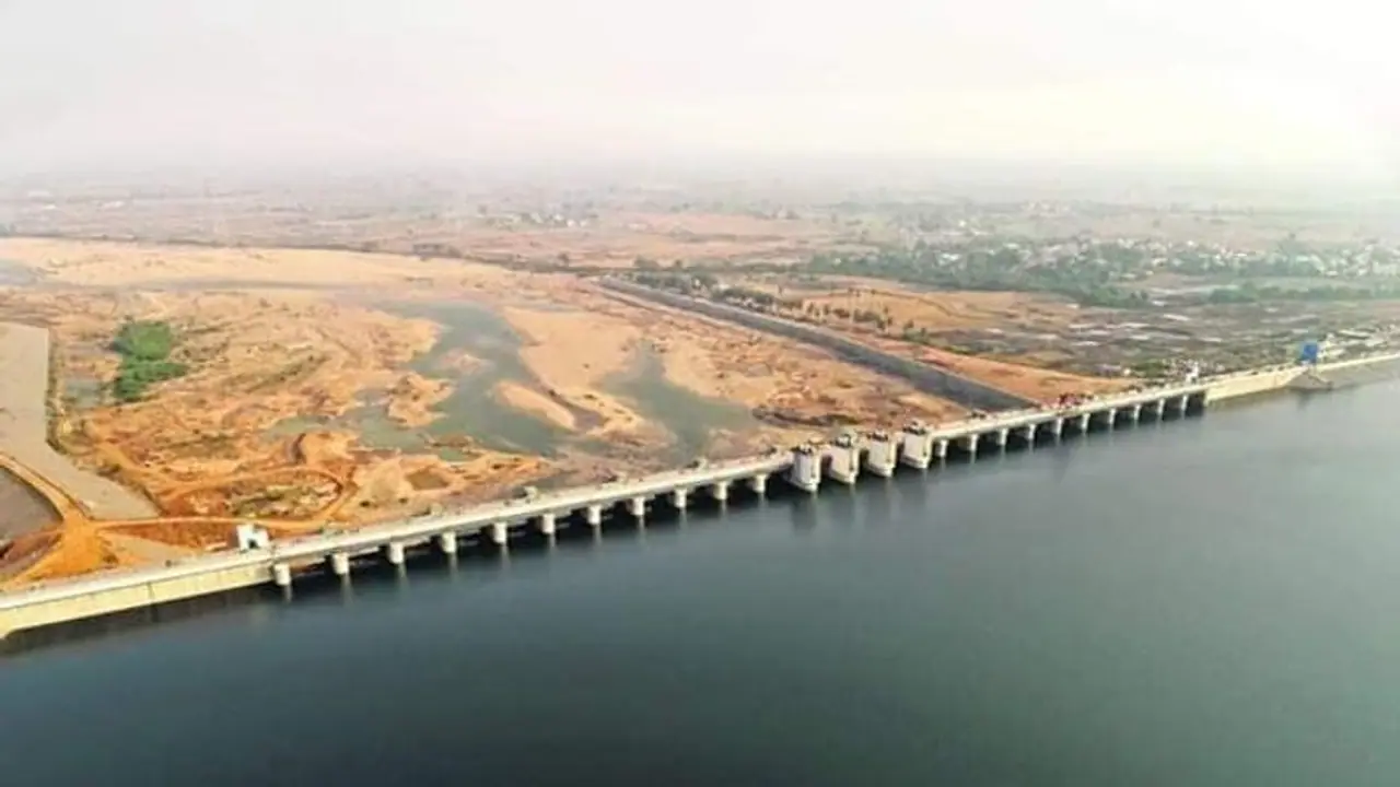 ఆ 21 లక్షల లీటర్ల నీటికి డబ్బులు జీతంలో నుంచి కట్... ఫోన్ కోసం డ్యామ్ ను ఖాళీ చేసిన ప్రభుత్వాధికారికి షాక్... ఆ 21 లక్షల లీటర్ల నీటికి డబ్బులు జీతంలో నుంచి కట్... ఫోన్ కోసం డ్యామ్ ను ఖాళీ చేసిన ప్రభుత్వాధికారికి షాక్...