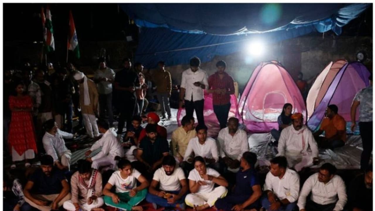 ഗുസ്തിതാരങ്ങളുടെ സമരവേദിയിലെ സംഘർഷം: 'അതിക്രമം എന്തിനെന്ന് പൊലീസ് പറയണം'; ജന്തർമന്തറിലേക്കുള്ള വഴികൾ തടഞ്ഞു