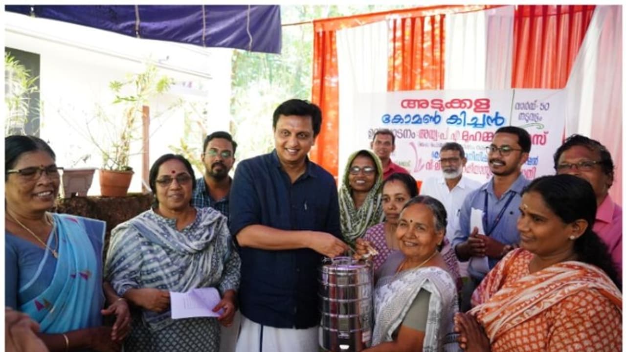 വീട്ടമ്മമാർക്ക് ആശ്വാസം: കോഴിക്കോട് നഗരത്തിൽ 'കോമൺ കിച്ചൺ' അടുക്കള തുടങ്ങി വീട്ടമ്മമാർക്ക് ആശ്വാസം: കോഴിക്കോട് നഗരത്തിൽ 'കോമൺ കിച്ചൺ' അടുക്കള തുടങ്ങി