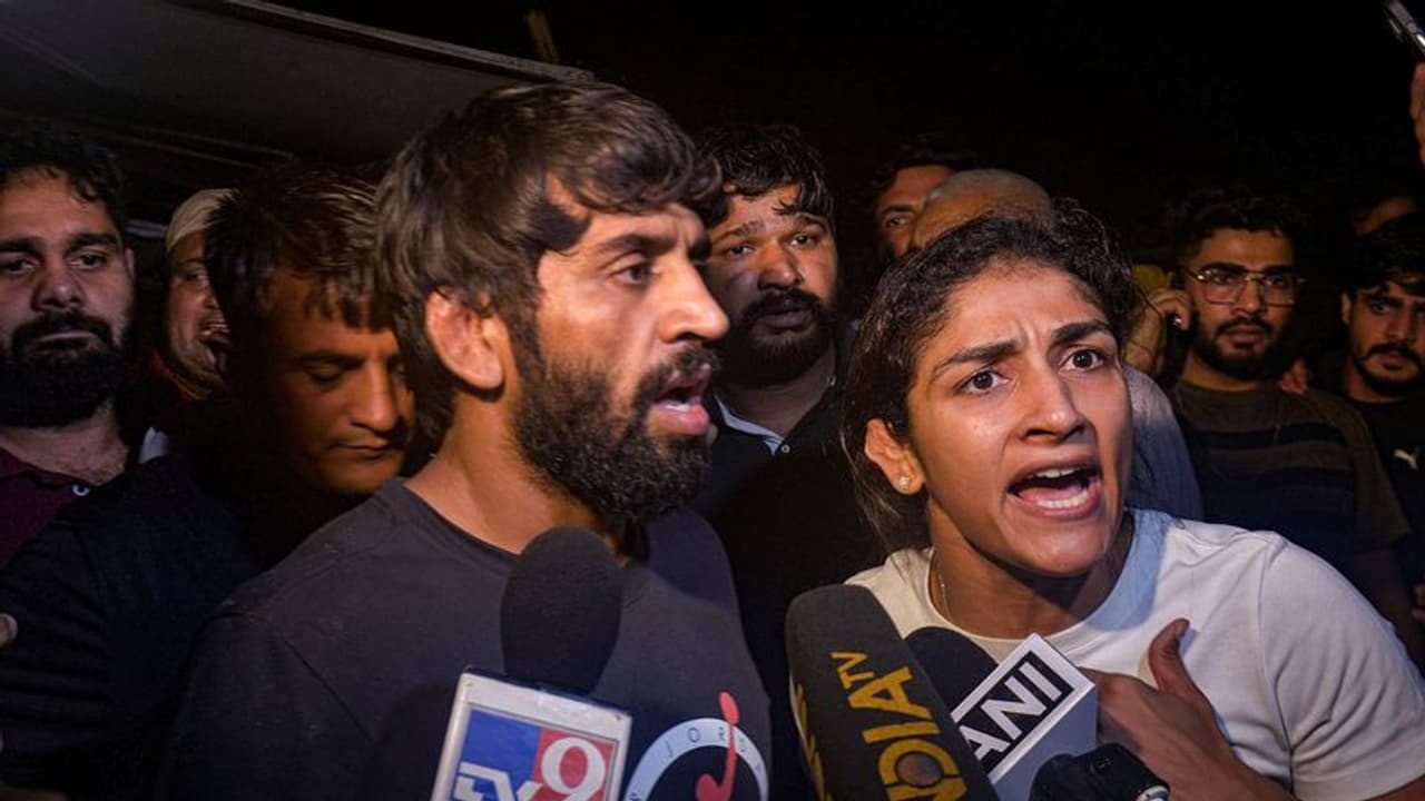 అది దేశానికి చీకటి రోజు.. మేం రోడ్లపై, నిందితుడు పార్లమెంటులో.. : రెజ్లర్ బజరంగ్ పునియా సంచలన వ్యాఖ్యలు అది దేశానికి చీకటి రోజు.. మేం రోడ్లపై, నిందితుడు పార్లమెంటులో.. : రెజ్లర్ బజరంగ్ పునియా సంచలన వ్యాఖ్యలు