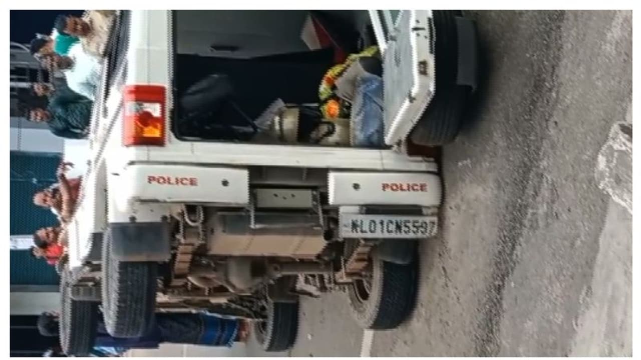 കൊല്ലം അഞ്ചലിൽ പൊലീസ് ജീപ്പ് മറിഞ്ഞ് മൂന്ന് പൊലീസുകാർക്ക് പരിക്ക് കൊല്ലം അഞ്ചലിൽ പൊലീസ് ജീപ്പ് മറിഞ്ഞ് മൂന്ന് പൊലീസുകാർക്ക് പരിക്ക്