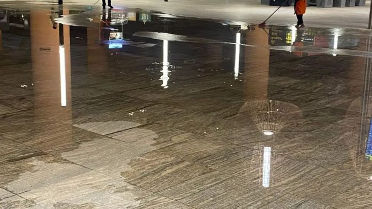 ಬೆಂಗಳೂರು ವಿಮಾನ ನಿಲ್ದಾಣದ ಹೊಸ ಟರ್ಮಿನಲ್ 2ರಲ್ಲಿ ಮಳೆ ನೀರು ಸೋರಿಕೆ!