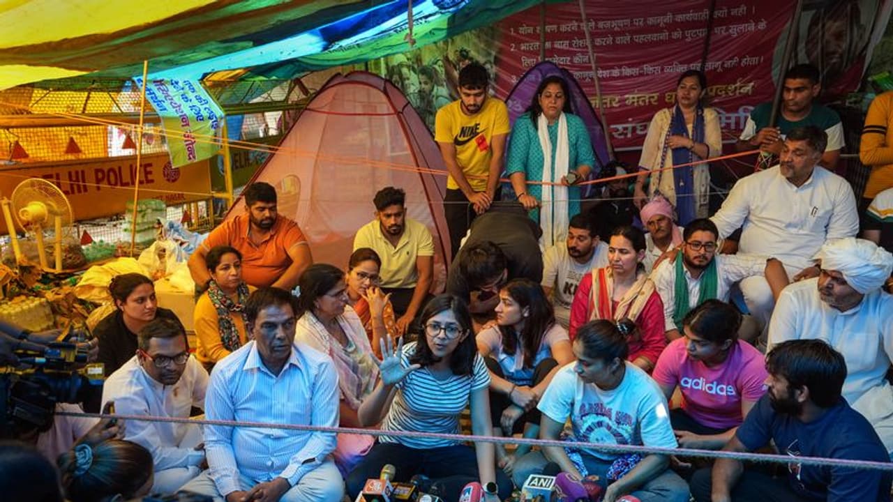 ഗുസ്തി താരങ്ങളുടെ രാപ്പകല് സമരം തുടരുന്നു, ദില്ലി പൊലീസിനെതിരെ വിമര്ശനം രൂക്ഷം, പിന്തുണയുമായി കൂടുതല് പേര് ഗുസ്തി താരങ്ങളുടെ രാപ്പകല് സമരം തുടരുന്നു, ദില്ലി പൊലീസിനെതിരെ വിമര്ശനം രൂക്ഷം, പിന്തുണയുമായി കൂടുതല് പേര്