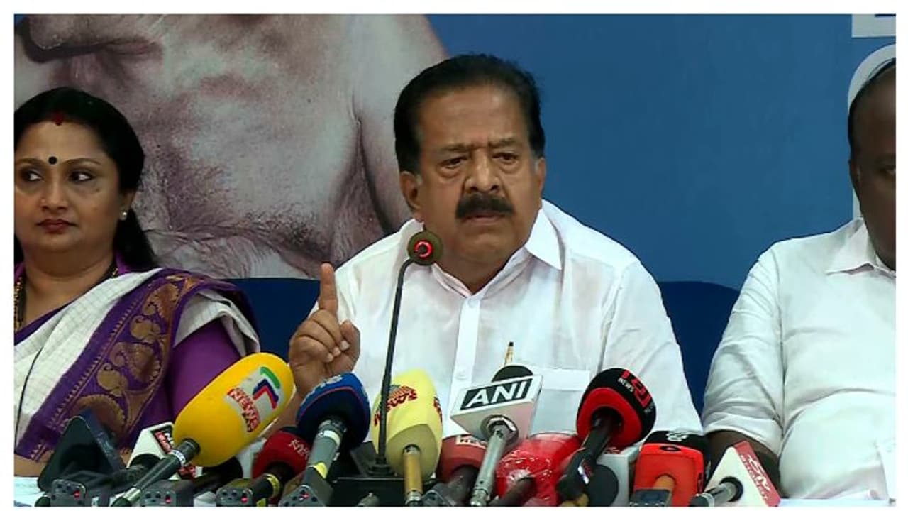 കോൺഗ്രസ് ബ്ലോക്ക് പുനസംഘടനയിൽ വേണ്ടത്ര കൂടിയാലോചന നടന്നിട്ടില്ല; അതൃപ്തി പരസ്യമാക്കി ചെന്നിത്തല കോൺഗ്രസ് ബ്ലോക്ക് പുനസംഘടനയിൽ വേണ്ടത്ര കൂടിയാലോചന നടന്നിട്ടില്ല; അതൃപ്തി പരസ്യമാക്കി ചെന്നിത്തല