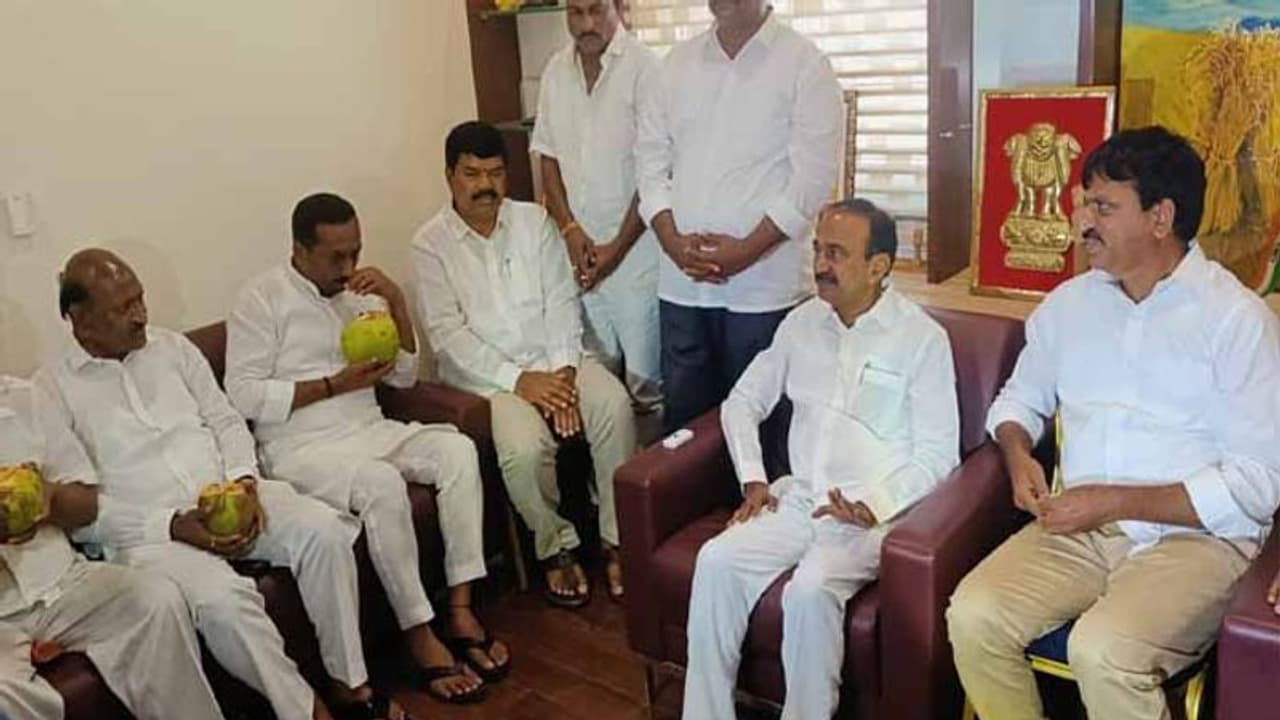 పొంగులేటి , జూపల్లిలతో భేటీ.. అధిష్టానం ఆదేశాలతోనే వెళ్లా : బీజేపీలో లుకలుకలకు ఈటల చెక్ పొంగులేటి , జూపల్లిలతో భేటీ.. అధిష్టానం ఆదేశాలతోనే వెళ్లా : బీజేపీలో లుకలుకలకు ఈటల చెక్