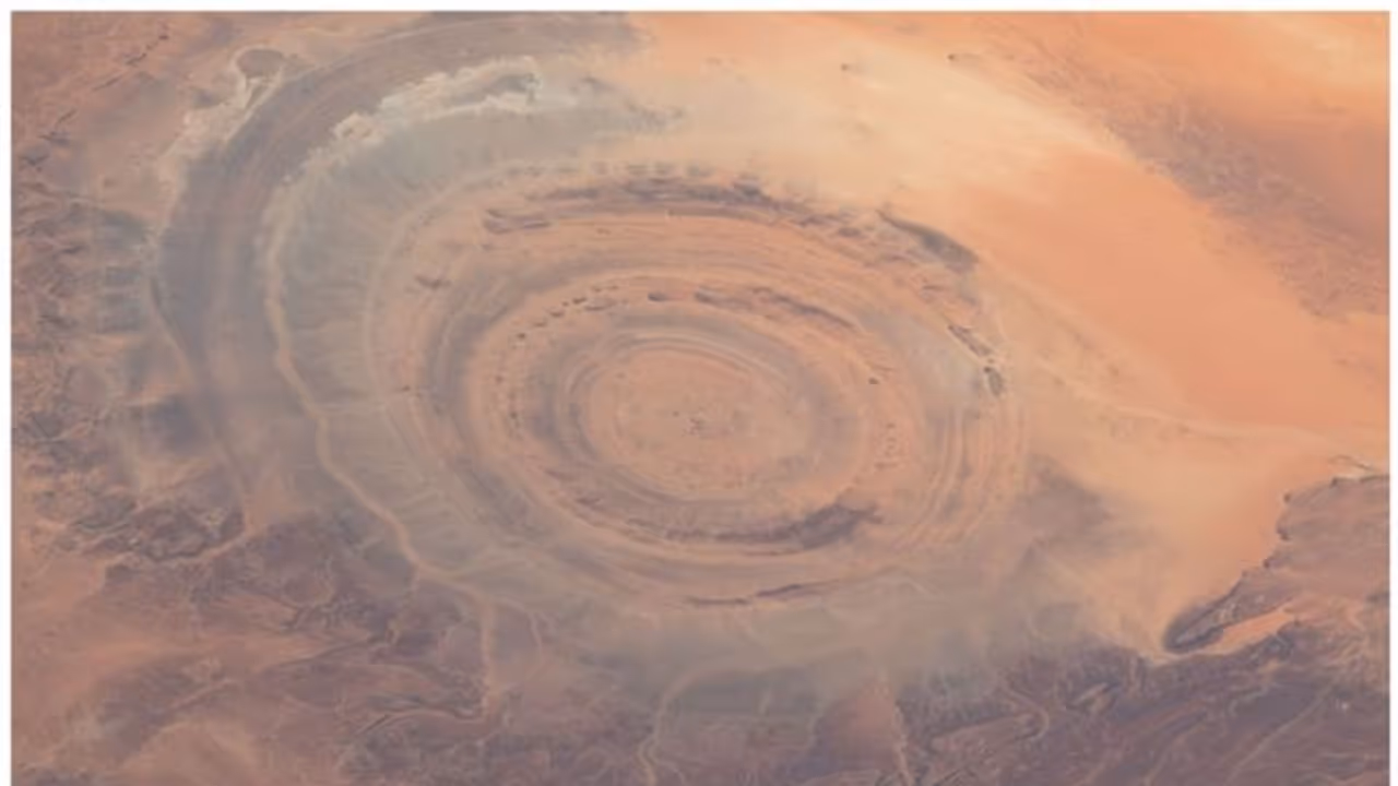 'സഹാറാ മരുഭൂമിയുടെ കണ്ണ്'; അന്താരാഷ്ട്രാ ബഹിരാകാശ നിലയം പുറത്ത് വിട്ട ചിത്രങ്ങള് വൈറല് 'സഹാറാ മരുഭൂമിയുടെ കണ്ണ്'; അന്താരാഷ്ട്രാ ബഹിരാകാശ നിലയം പുറത്ത് വിട്ട ചിത്രങ്ങള് വൈറല്