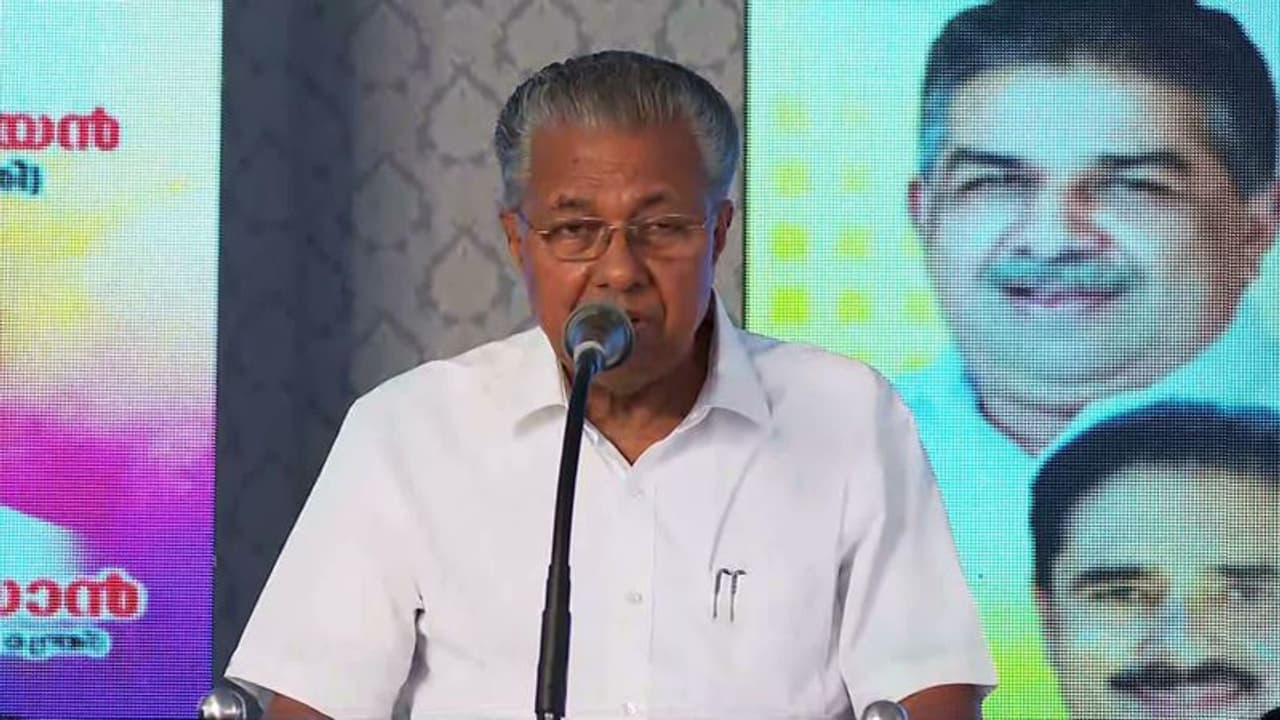 ഗാന്ധിയേയും നെഹ്റുവിനേയും ആസാദിനേയും പാഠപുസ്തകങ്ങളിൽ നിന്ന് ഒഴിവാക്കുന്നു. കേരളത്തിൽ നടപ്പിലാക്കില്ല: പിണറായി 