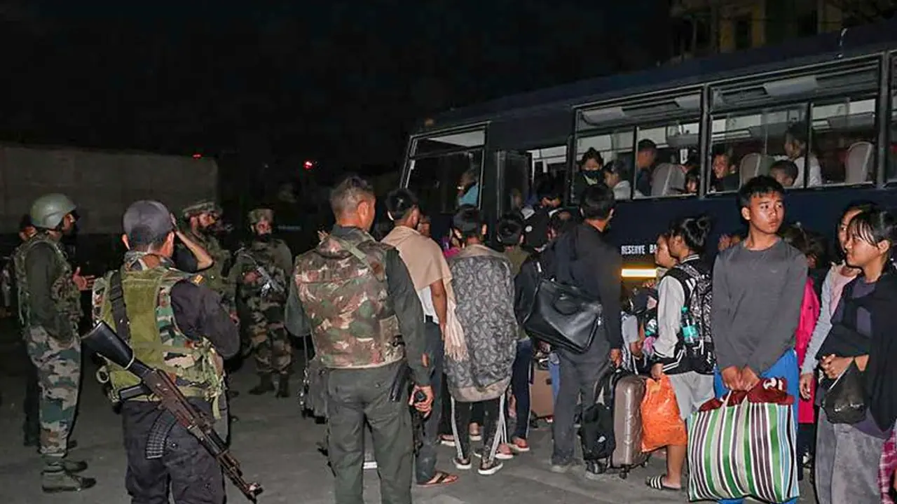 ಮಣಿಪುರ ಸ್ಥಿತಿ ಶಾಂತ: ಕೆಲವು ಕಡೆ ಭದ್ರತಾ ಪಡೆ ಬಂಡುಕೋರರ ಚಕಮಕಿ; 2 ದಿನದ ಹಿಂಸೆಯಲ್ಲಿ 13 ಜನ ಬಲಿ ಮಣಿಪುರ ಸ್ಥಿತಿ ಶಾಂತ: ಕೆಲವು ಕಡೆ ಭದ್ರತಾ ಪಡೆ ಬಂಡುಕೋರರ ಚಕಮಕಿ; 2 ದಿನದ ಹಿಂಸೆಯಲ್ಲಿ 13 ಜನ ಬಲಿ