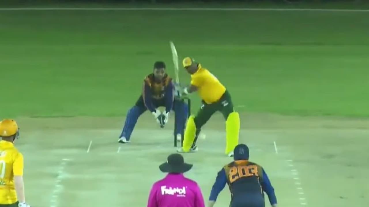 6,4,6,6,6,6,6,4... റണ്‍മഴയെന്ന് പറഞ്ഞാൽ ചെറുതായി പോകും, റണ്‍ പേമാരി തന്നെ! ഒരോവറിൽ 46 റണ്‍സ്; വൈറൽ വീഡിയോ