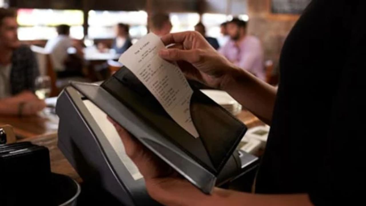 കസ്റ്റമേഴ്സ് ടിപ് ആയി നല്‍കിയത് ലക്ഷങ്ങള്‍; ജീവനക്കാരിയെ പിരിച്ചുവിട്ട് റെസ്റ്റോറന്‍റ്