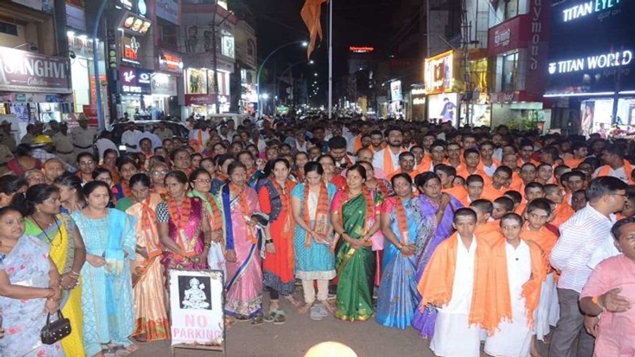 ಸುರ್ಜೇವಾಲ ಹೇಳಿಕೆಗೆ ವ್ಯಾಪಕ ಖಂಡನೆ: ರಾಜ್ಯಾದ್ಯಂತ ಹನುಮಾನ್ ಚಾಲೀಸಾ ಪಠಣ ಸುರ್ಜೇವಾಲ ಹೇಳಿಕೆಗೆ ವ್ಯಾಪಕ ಖಂಡನೆ: ರಾಜ್ಯಾದ್ಯಂತ ಹನುಮಾನ್ ಚಾಲೀಸಾ ಪಠಣ