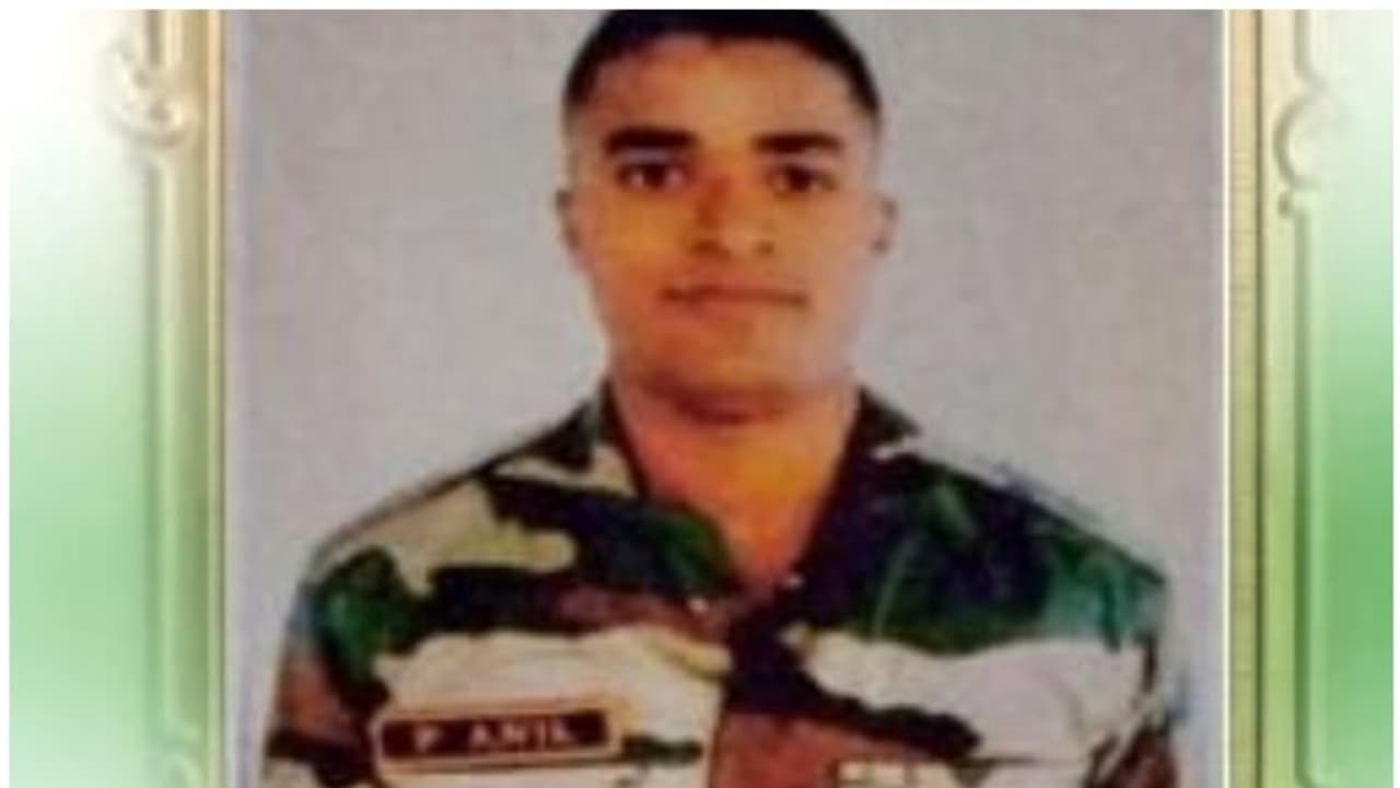 ജമ്മു കശ്മീരിൽ സൈനിക ഹെലികോപ്റ്റർ തകർന്ന് വീണു; സൈനികന് വീരമൃത്യു ജമ്മു കശ്മീരിൽ സൈനിക ഹെലികോപ്റ്റർ തകർന്ന് വീണു; സൈനികന് വീരമൃത്യു