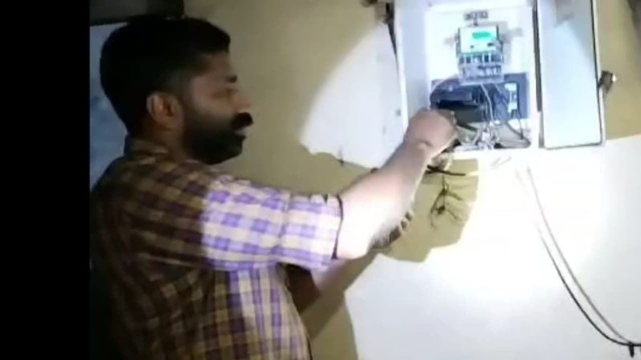 വിജിലന്സ് മിന്നല് പരിശോധന; കുമളി ചെക്ക് പോസ്റ്റിലെ വൈദ്യുതി മീറ്ററില് ഒളിപ്പിച്ച് വച്ച നിലയില് പണം വിജിലന്സ് മിന്നല് പരിശോധന; കുമളി ചെക്ക് പോസ്റ്റിലെ വൈദ്യുതി മീറ്ററില് ഒളിപ്പിച്ച് വച്ച നിലയില് പണം