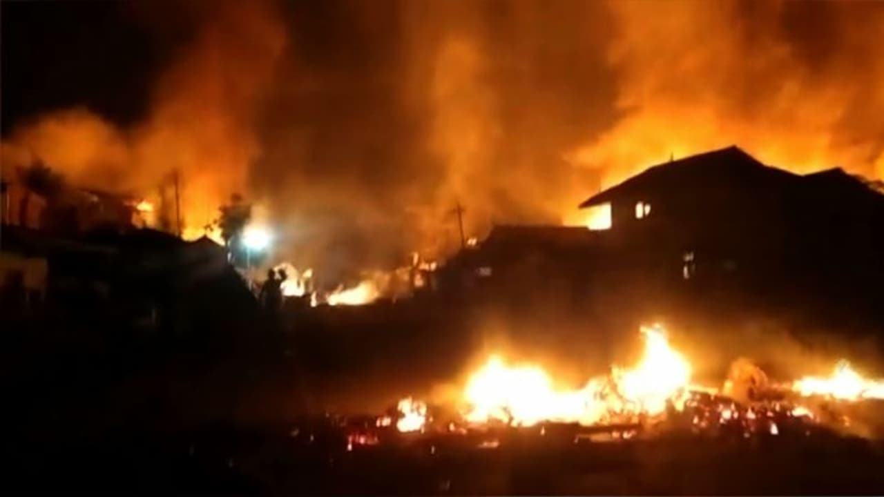 മണിപ്പൂരിൽ കലാപം തുടരുന്നു: ഷൂട്ട് അറ്റ് സൈറ്റ് ഉത്തരവിട്ട് ഗവർണർ, കൂടുതൽ സൈന്യവും സംസ്ഥാനത്ത് മണിപ്പൂരിൽ കലാപം തുടരുന്നു: ഷൂട്ട് അറ്റ് സൈറ്റ് ഉത്തരവിട്ട് ഗവർണർ, കൂടുതൽ സൈന്യവും സംസ്ഥാനത്ത്