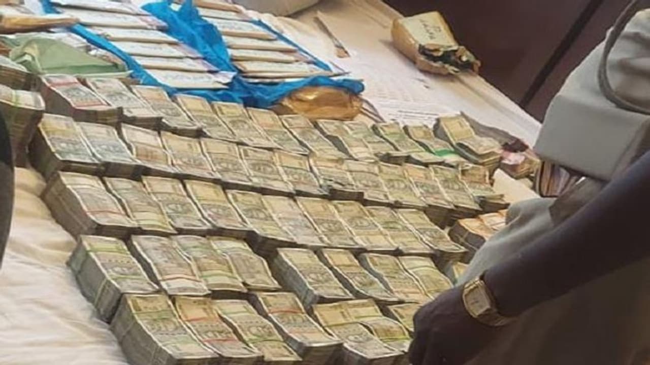 ಕೋಲಾರ: ಬಂಗಾರಪೇಟೆಯಲ್ಲಿ 2.50 ಕೋಟಿ ಹಣ ಪತ್ತೆ..! ಕೋಲಾರ: ಬಂಗಾರಪೇಟೆಯಲ್ಲಿ 2.50 ಕೋಟಿ ಹಣ ಪತ್ತೆ..!