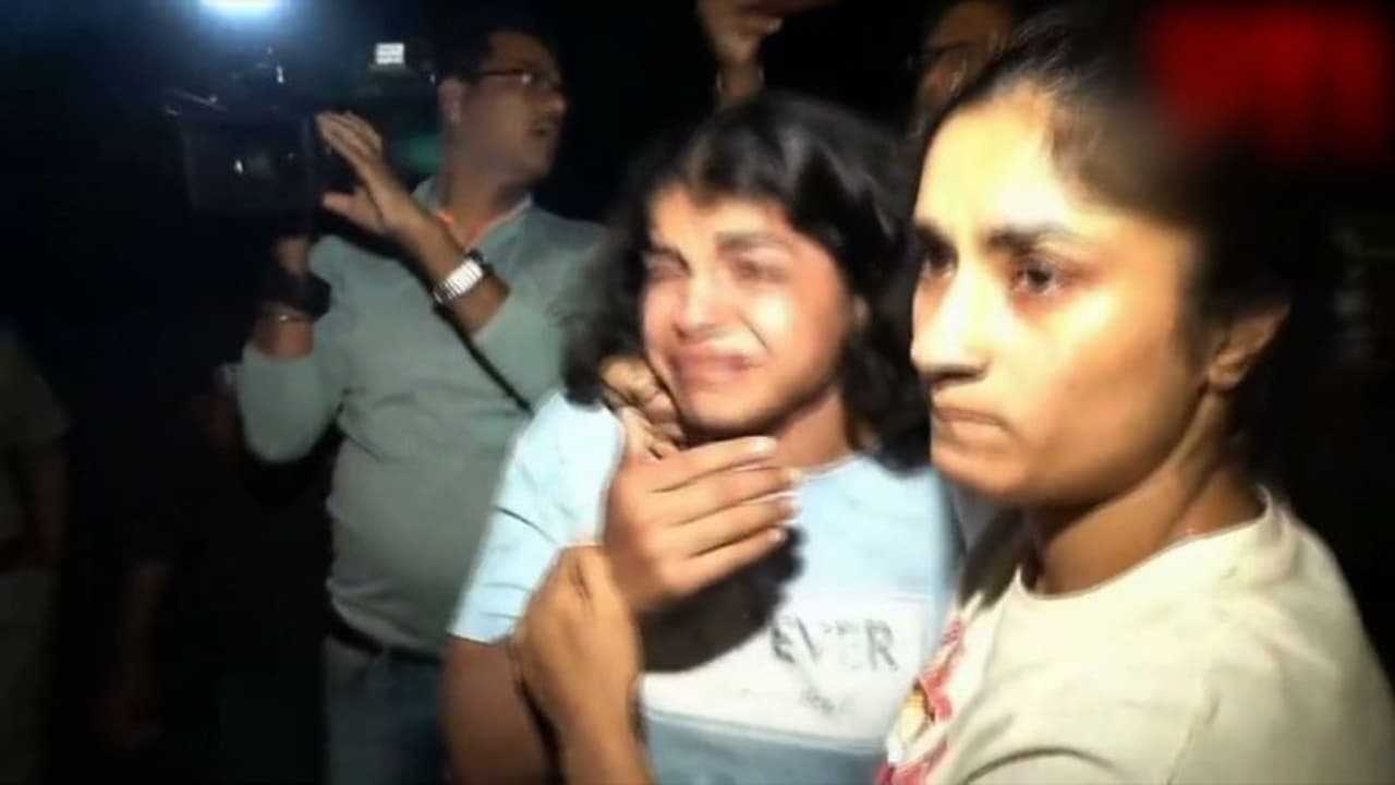 ജന്തർ മന്തർ സംഘർഷം: പൊലീസ് മദ്യപിച്ചെത്തി ആക്രമിച്ചതെന്ന് സമരക്കാർ, നിഷേധിച്ച് പൊലീസ് ജന്തർ മന്തർ സംഘർഷം: പൊലീസ് മദ്യപിച്ചെത്തി ആക്രമിച്ചതെന്ന് സമരക്കാർ, നിഷേധിച്ച് പൊലീസ്