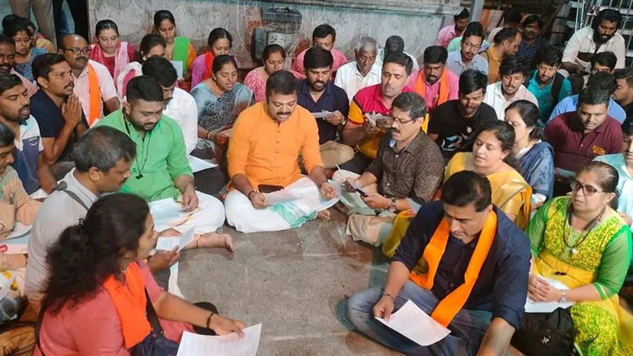 ಕಾಂಗ್ರೆಸ್ ವಿರುದ್ಧ 20ಕ್ಕೂ ಹೆಚ್ಚು ದೇವಸ್ಥಾನಗಳಲ್ಲಿ ಹನುಮಾನ್ ಚಾಲೀಸಾ ಪಠಣ ಕಾಂಗ್ರೆಸ್ ವಿರುದ್ಧ 20ಕ್ಕೂ ಹೆಚ್ಚು ದೇವಸ್ಥಾನಗಳಲ್ಲಿ ಹನುಮಾನ್ ಚಾಲೀಸಾ ಪಠಣ