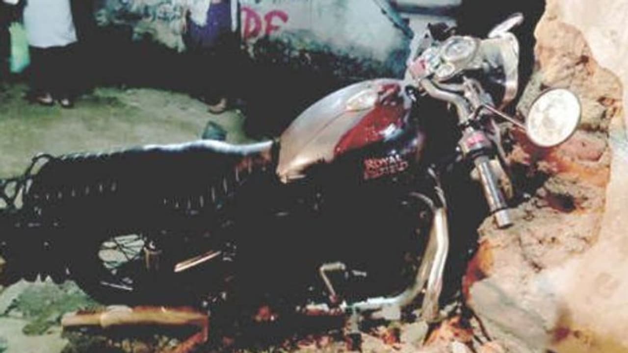 ബൈക്ക് നിയന്ത്രണം വിട്ട് കടയുടെ ചുവരില് ഇടിച്ച് കയറി; യുവാവിന് ദാരുണാന്ത്യം, സുഹൃത്തിന് ഗുരുതര പരിക്ക് ബൈക്ക് നിയന്ത്രണം വിട്ട് കടയുടെ ചുവരില് ഇടിച്ച് കയറി; യുവാവിന് ദാരുണാന്ത്യം, സുഹൃത്തിന് ഗുരുതര പരിക്ക്