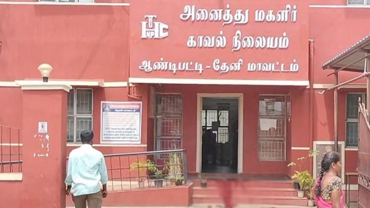 கள்ளக்காதலனுடன் சென்ற மனைவி! ஆத்திரத்தில் மகளிர் காவல் நிலையம் முன்பாக கணவர் செய்த காரியம்! தேனியில் பயங்கரம் கள்ளக்காதலனுடன் சென்ற மனைவி! ஆத்திரத்தில் மகளிர் காவல் நிலையம் முன்பாக கணவர் செய்த காரியம்! தேனியில் பயங்கரம்