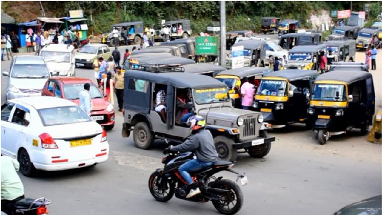മൂന്നാറിലെ ഗതാഗത കുരുക്ക് പരിഹരിക്കാന് അടിയന്തര നിര്ദേശം നല്കി റേഞ്ച് ഐജി മൂന്നാറിലെ ഗതാഗത കുരുക്ക് പരിഹരിക്കാന് അടിയന്തര നിര്ദേശം നല്കി റേഞ്ച് ഐജി