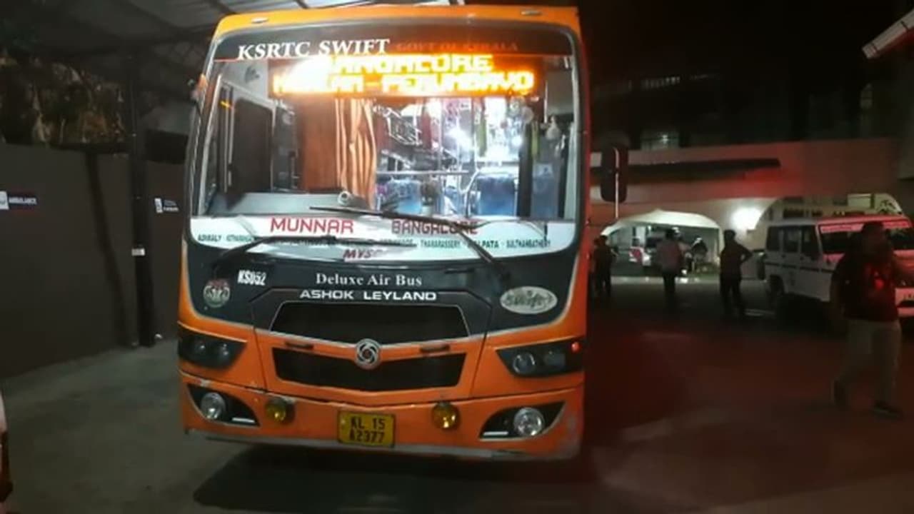 മൂന്നാറിൽ നിന്ന് ബെംഗളൂരുവിലേക്ക് പോയ ബസിൽ യുവതിക്ക് കുത്തേറ്റു; പ്രതി സ്വയം കഴുത്തറുത്തു മൂന്നാറിൽ നിന്ന് ബെംഗളൂരുവിലേക്ക് പോയ ബസിൽ യുവതിക്ക് കുത്തേറ്റു; പ്രതി സ്വയം കഴുത്തറുത്തു