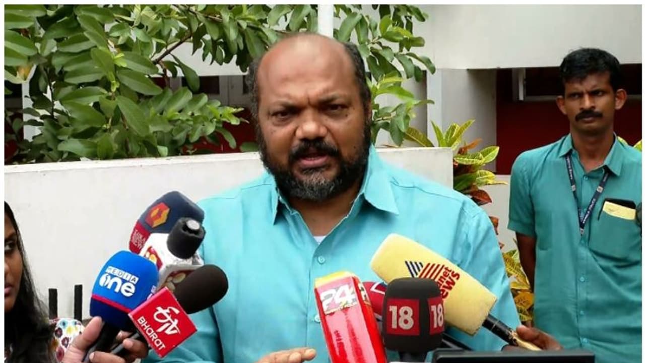 വിനയകുമാറിന്റെ അറസ്റ്റ്:' വകുപ്പ് തലത്തിൽ പരിശോധിക്കും, കൂടുതൽ കാര്യങ്ങൾ പിന്നീട്': മന്ത്രി പി രാജീവ് വിനയകുമാറിന്റെ അറസ്റ്റ്:' വകുപ്പ് തലത്തിൽ പരിശോധിക്കും, കൂടുതൽ കാര്യങ്ങൾ പിന്നീട്': മന്ത്രി പി രാജീവ്