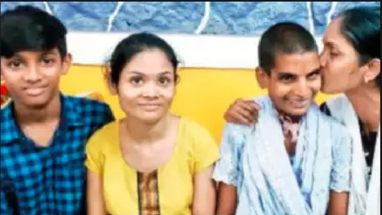 9 ವರ್ಷದ ಹಿಂದೆ ನಾಪತ್ತೆಯಾಗಿದ್ದ ಮಗಳ ಮರಳಿ ಮನೆ ಸೇರಿಸಿದ 'ಸೀಲ್ ' 9 ವರ್ಷದ ಹಿಂದೆ ನಾಪತ್ತೆಯಾಗಿದ್ದ ಮಗಳ ಮರಳಿ ಮನೆ ಸೇರಿಸಿದ 'ಸೀಲ್ '